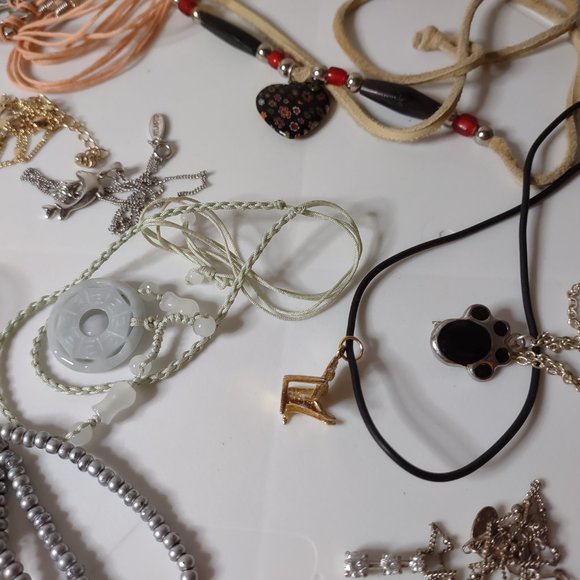 Lot Of Over 30 Pendant Necklaces. As Is. - Picture 6 of 16